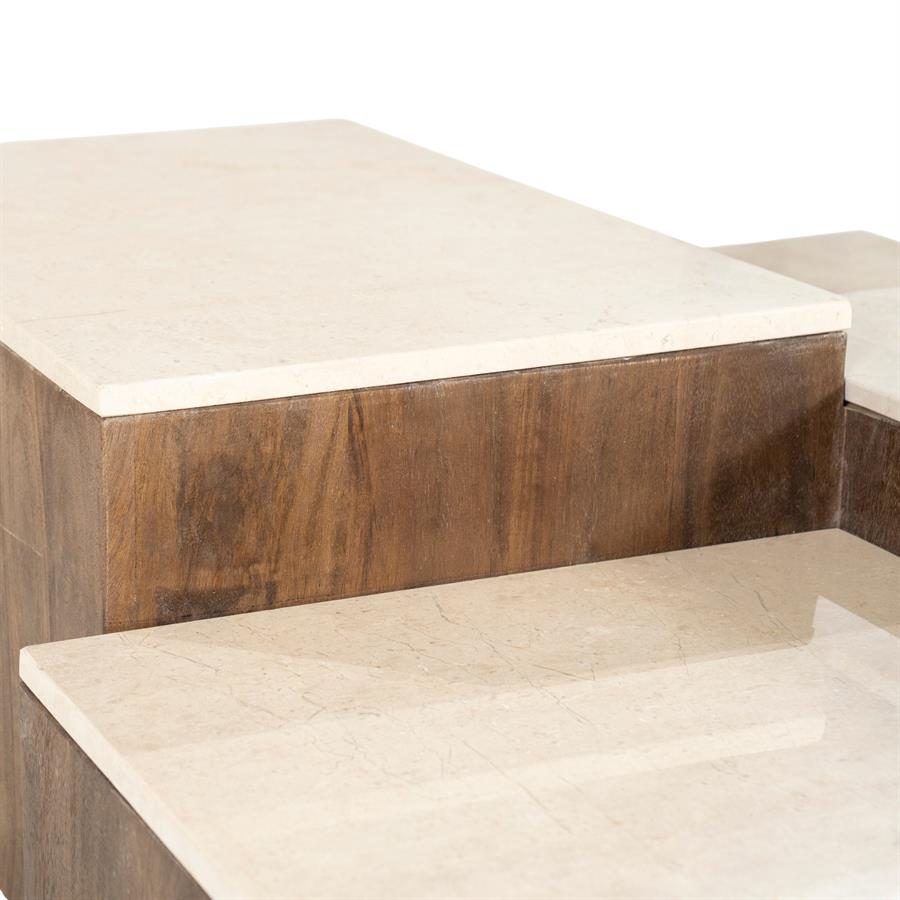Nahaufnahme des Couchtisch Quido Mangoholz, mit den oberen und unteren Platten aus hellem Marmor - Eleonora