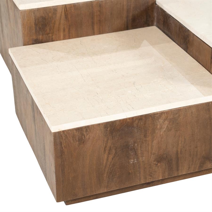 Detail des Couchtisch Quido Mangoholz mit einer Nahaufnahme der hellen Tischplatte und der Holzseite - Eleonora