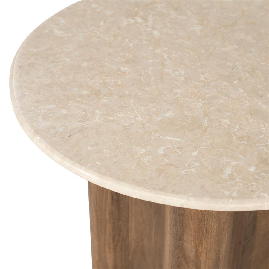 Nahaufnahme der runden Tischplatte des Beistelltisch Bodhi Mangoholz mit heller Marmoroptik - Eleonora