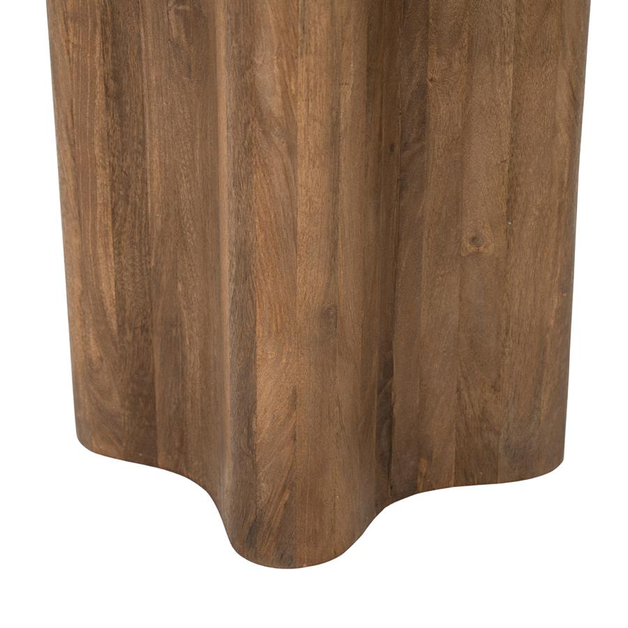Detail der gewellten Unterseite des Beistelltischs Bodhi Mangoholz auf weißem Hintergrund - Eleonora
