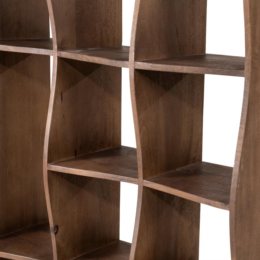 Detailaufnahme des Bücherregals Ozzy Mangoholz, mit Fokus auf die gewellten Regalböden und Fächer - Eleonora