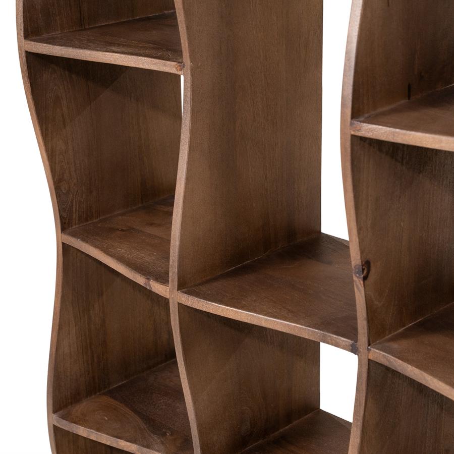 Nahaufnahme des Bücherregals Ozzy Mangoholz, mit Fokus auf die gewellten Regalböden und Holzmaserung - Eleonora