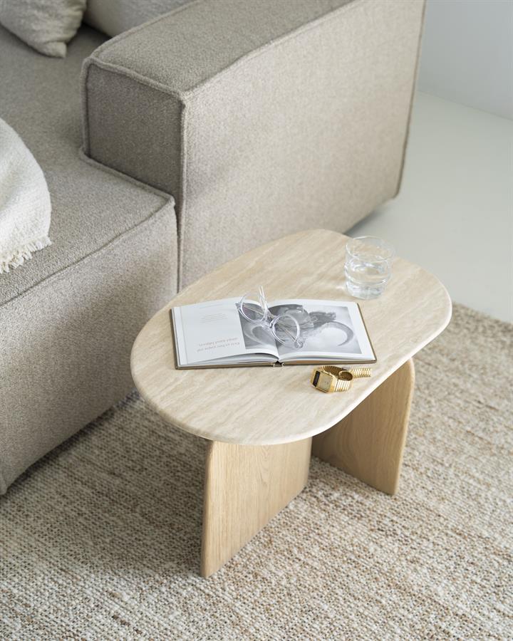 Draufsicht des Beistelltischs Lova Eiche in einem hellen Wohnzimmer mit Sofa und Teppich - Eleonora