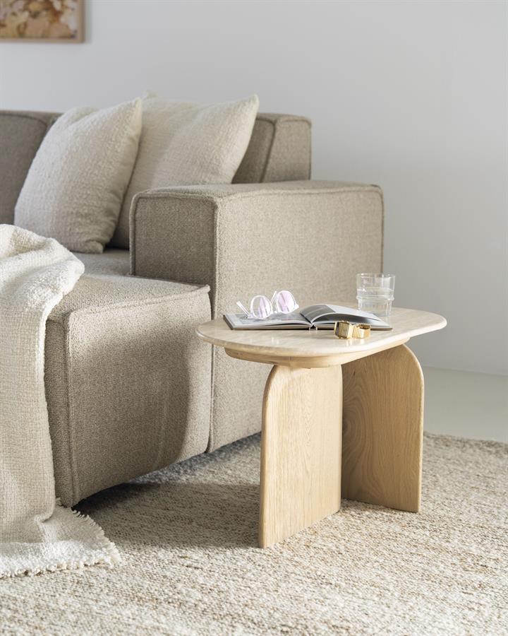Beistelltisch Lova Eiche in einem hellen Wohnzimmer mit einem Sofa und einem Teppich - Eleonora