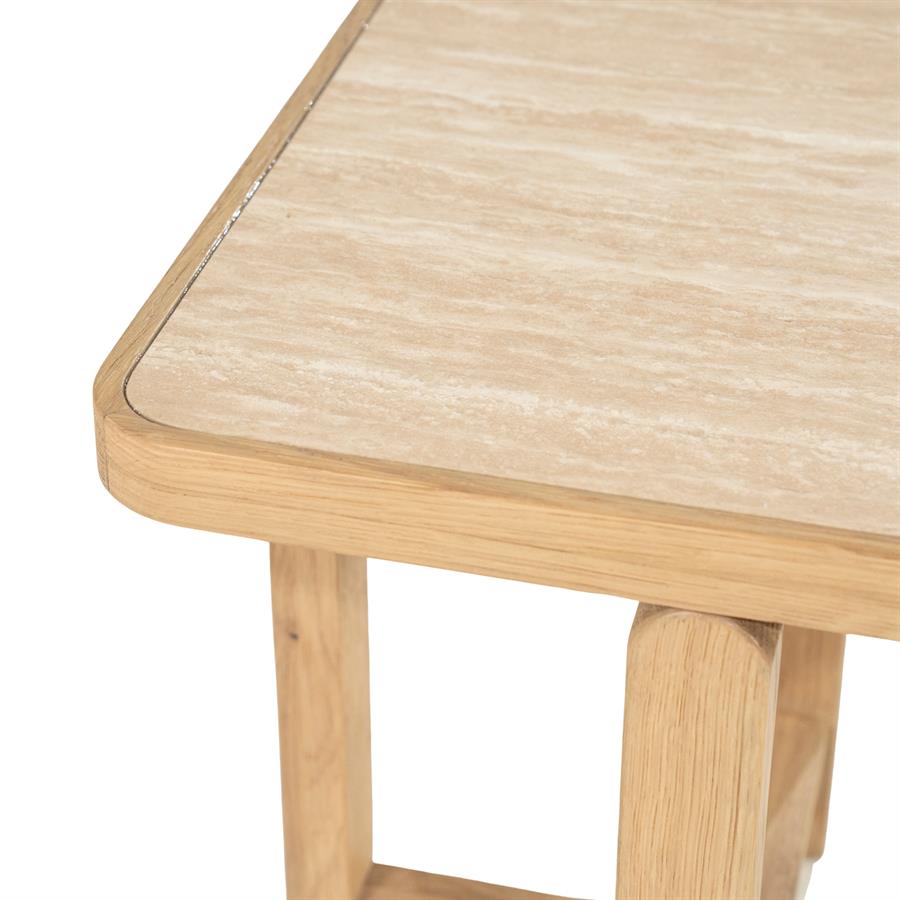 Detailaufnahme des Beistelltisch Vidar Eiche, mit der abgerundeten Ecke der Tischplatte und dem Bein - Eleonora