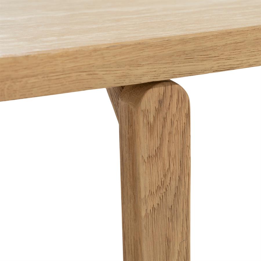 Detail des Couchtisch Vidar Eiche, mit einer Nahaufnahme des Holzbeins und der Tischplatte - Eleonora