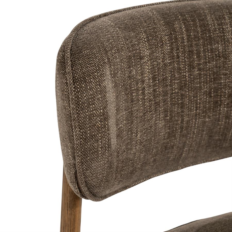 Detailaufnahme der Rückenlehne des Stuhls Rune braun braun Serene, mit Fokus auf die Stofftextur und Nähte - Eleonora