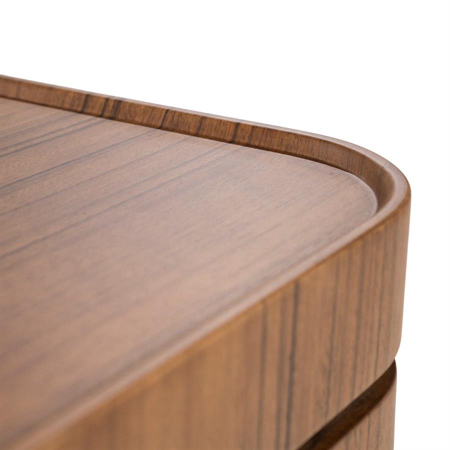 Detailaufnahme des Couchtisch Arcus MDF, mit der abgerundeten Ecke und der Holzmaserung deutlich sichtbar - Eleonora