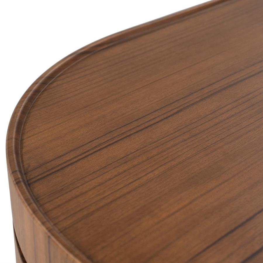 Detailaufnahme des Couchtisch Arcus MDF, mit der Holzmaserung und der abgerundeten Ecke der Tischplatte - Eleonora