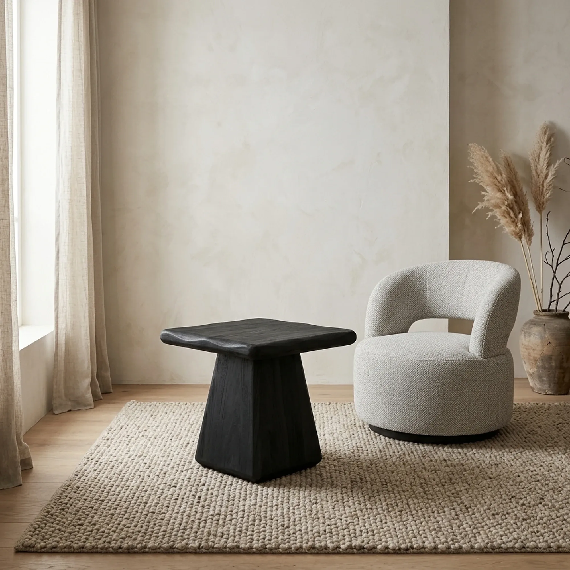 Asti Beistelltisch quadratisch schwarz in einem stimmungsvollen Wohnzimmer mit hellem Sessel und Teppich - Tower Living