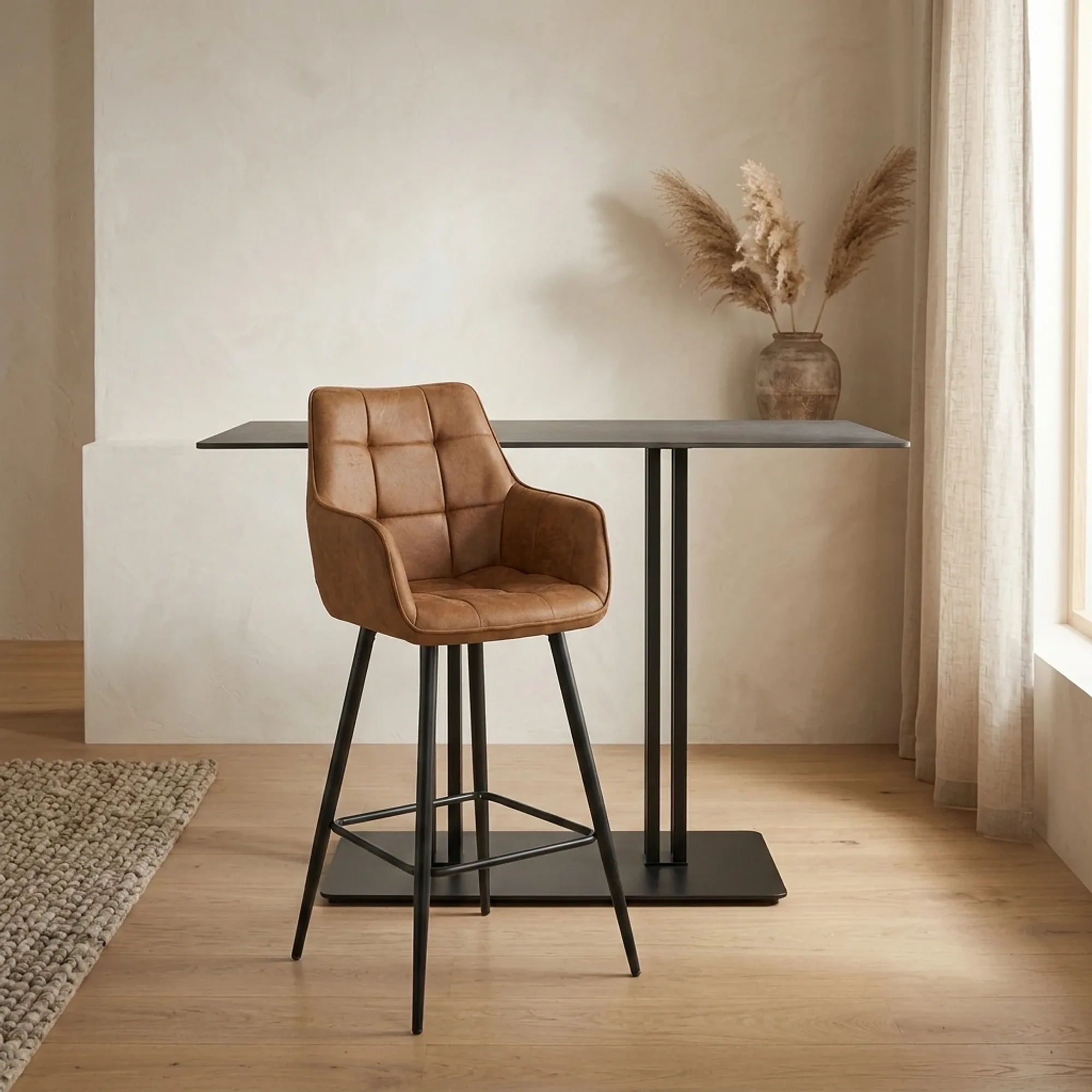 Barhocker Lucille Arm CEP 01 Cognac in einem modernen Interieur mit einem hohen Tisch und Dekoration - Benoa