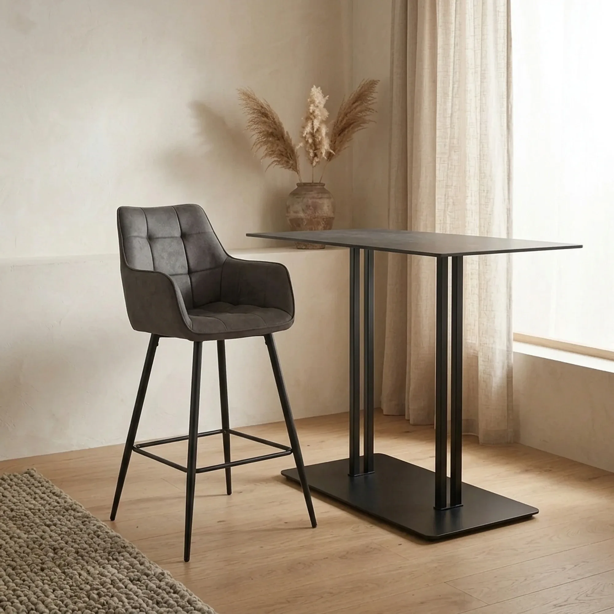 Barhocker Lucille Arm CEP 11 Anthrazit in einem stimmungsvollen Studio mit Bartisch und Teppich - Benoa