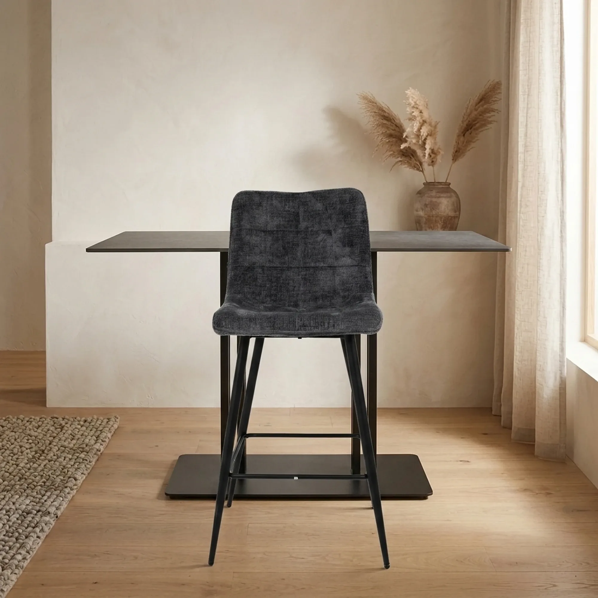 Barhocker Lucille Perfect Harmony 90 Petrol in einer Studio-Umgebung mit einem Tisch und Dekoration - Benoa