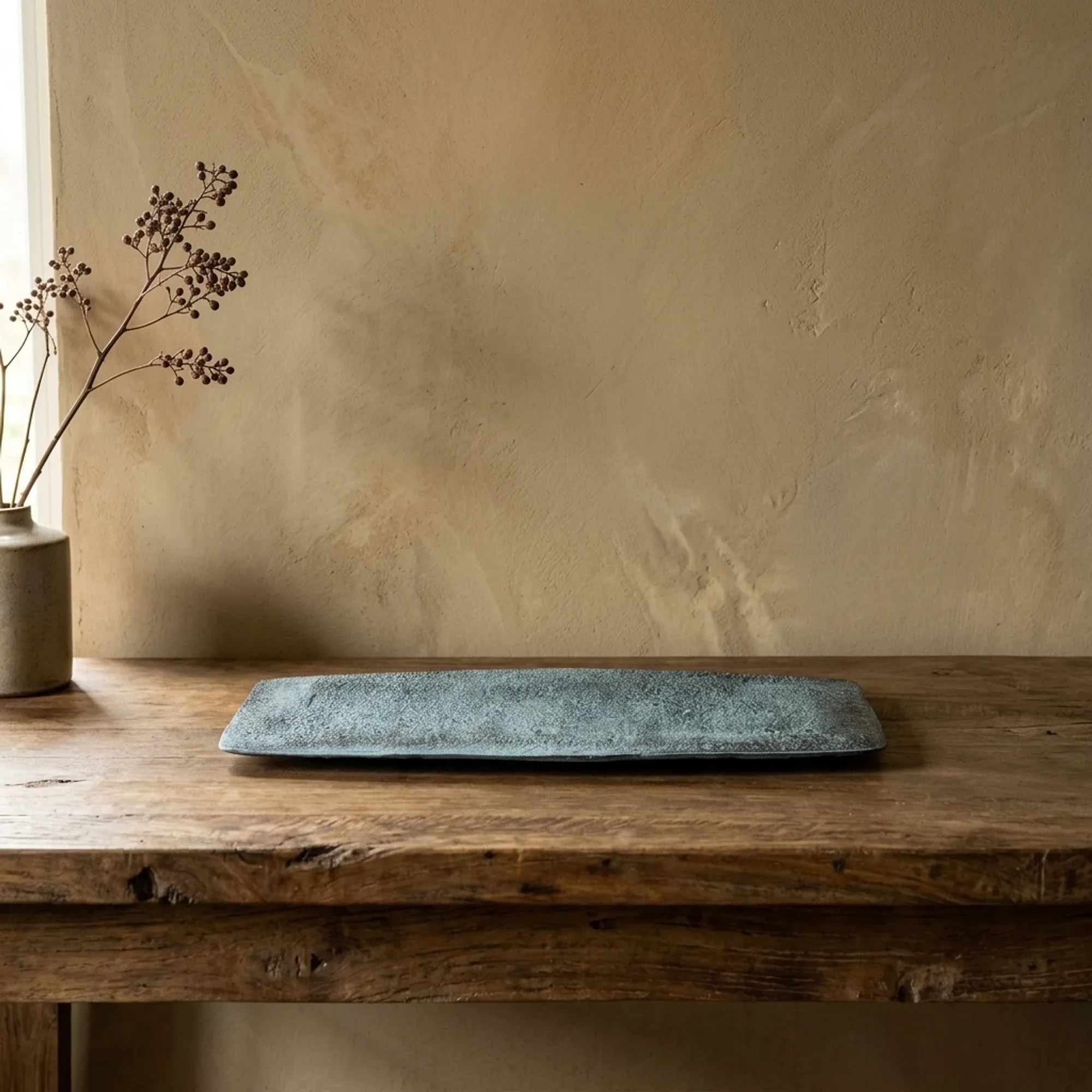Schild Rechteckig Dekorativ Blau Patina Klein auf einem Holztisch mit einer Vase und Zweigen - Benoa