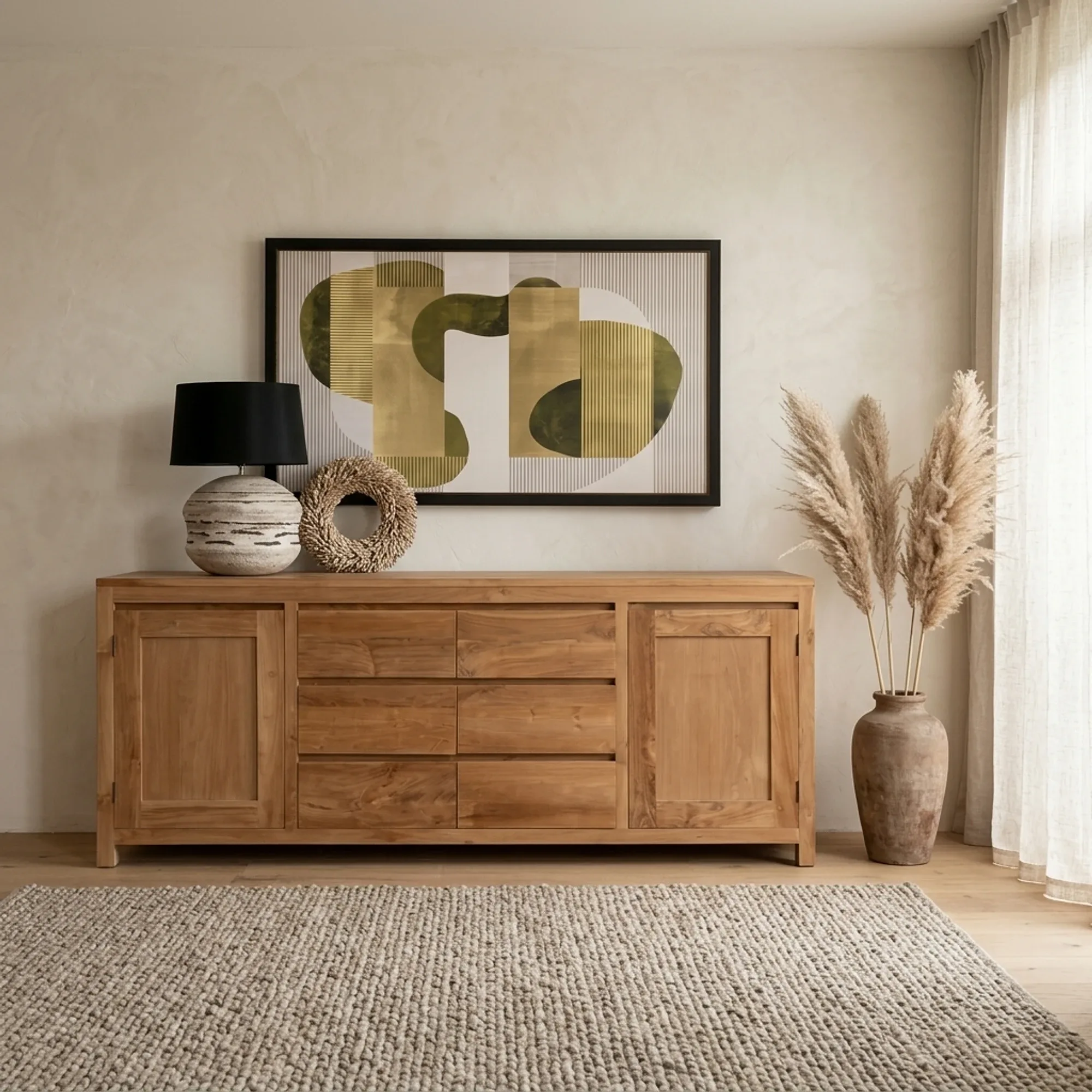 Corona Sideboard 220 cm in einem stimmungsvollen Wohnzimmer mit Lampe, Kunstwerk und Pampasgras - Tower Living