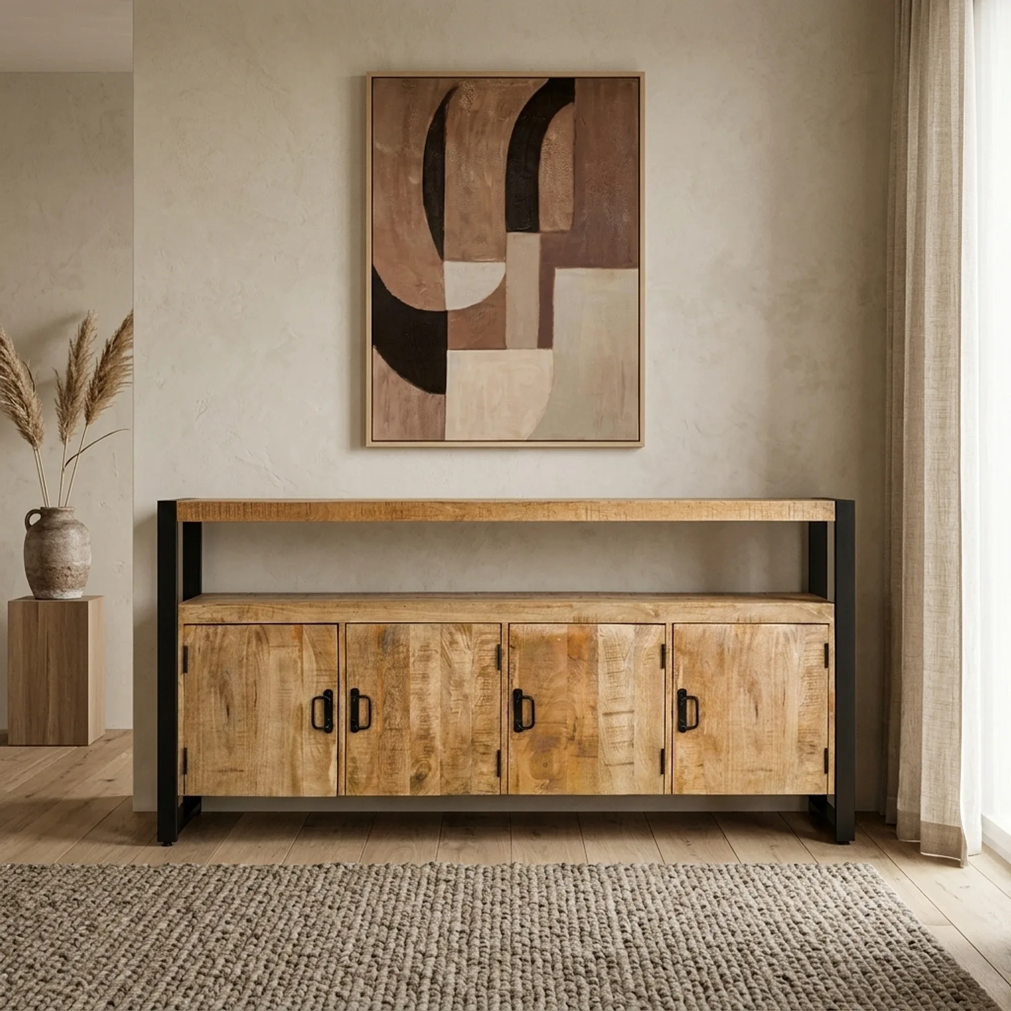 Sideboard Britt mit 4 Türen 175 in einem stimmungsvollen Wohnzimmer mit abstraktem Gemälde und Teppich - Benoa