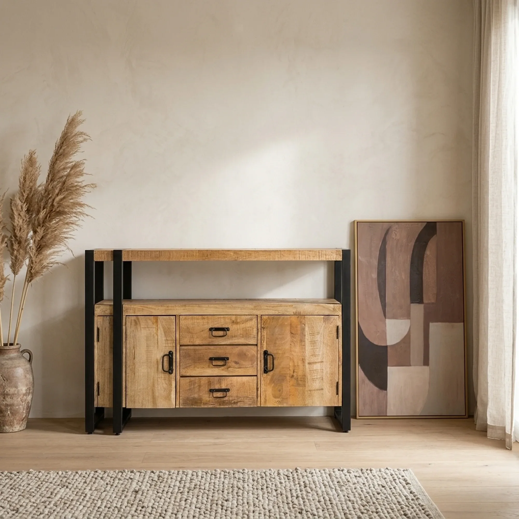 Sideboard Britt mit Schubladen und Türen in einem stimmungsvollen Wohnzimmer mit Pampasgras und abstraktem Gemälde - Benoa