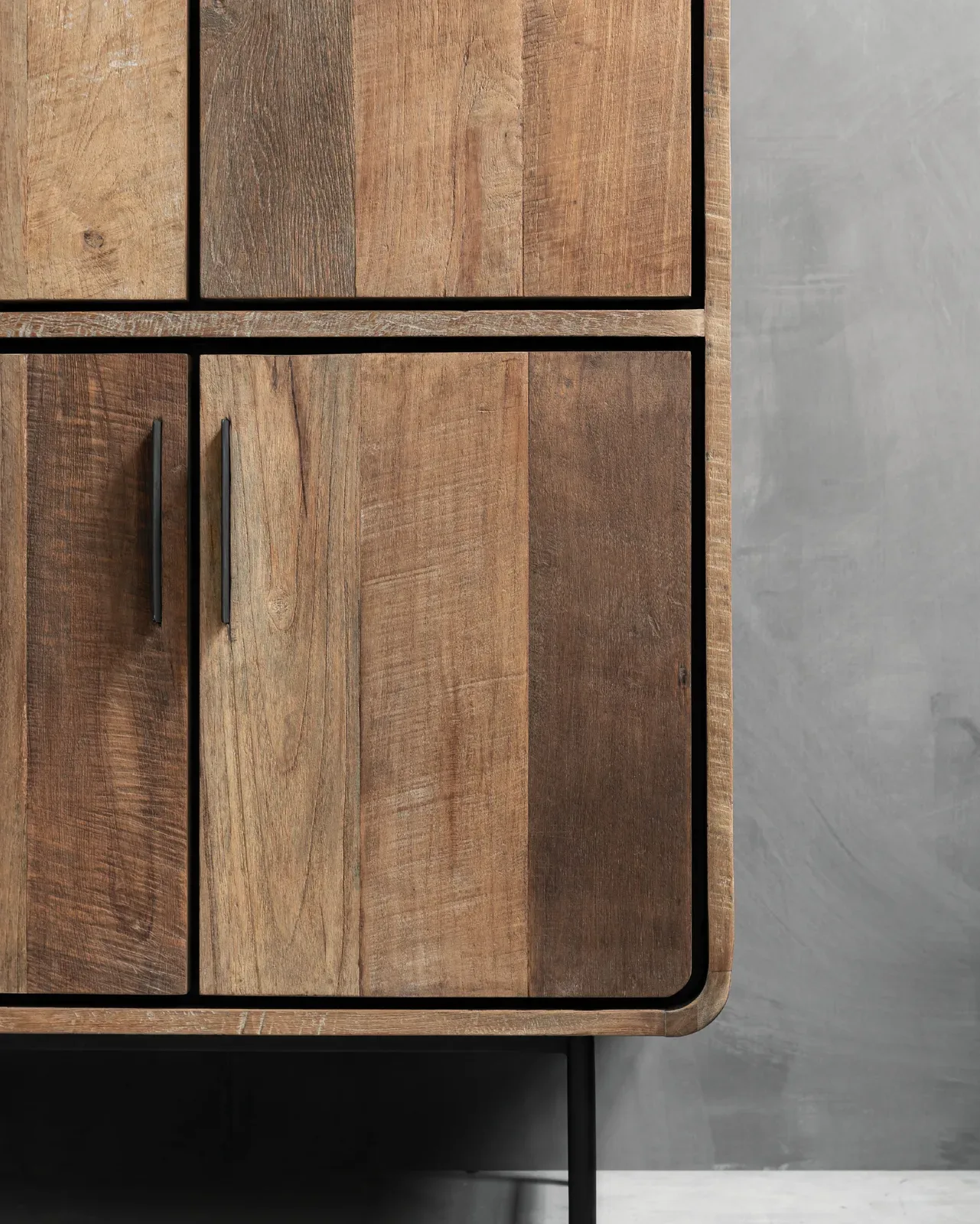 Detailaufnahme des Schranks Evo mit zwei geschlossenen Türen und den charakteristischen Holzbrettern - DTP Home