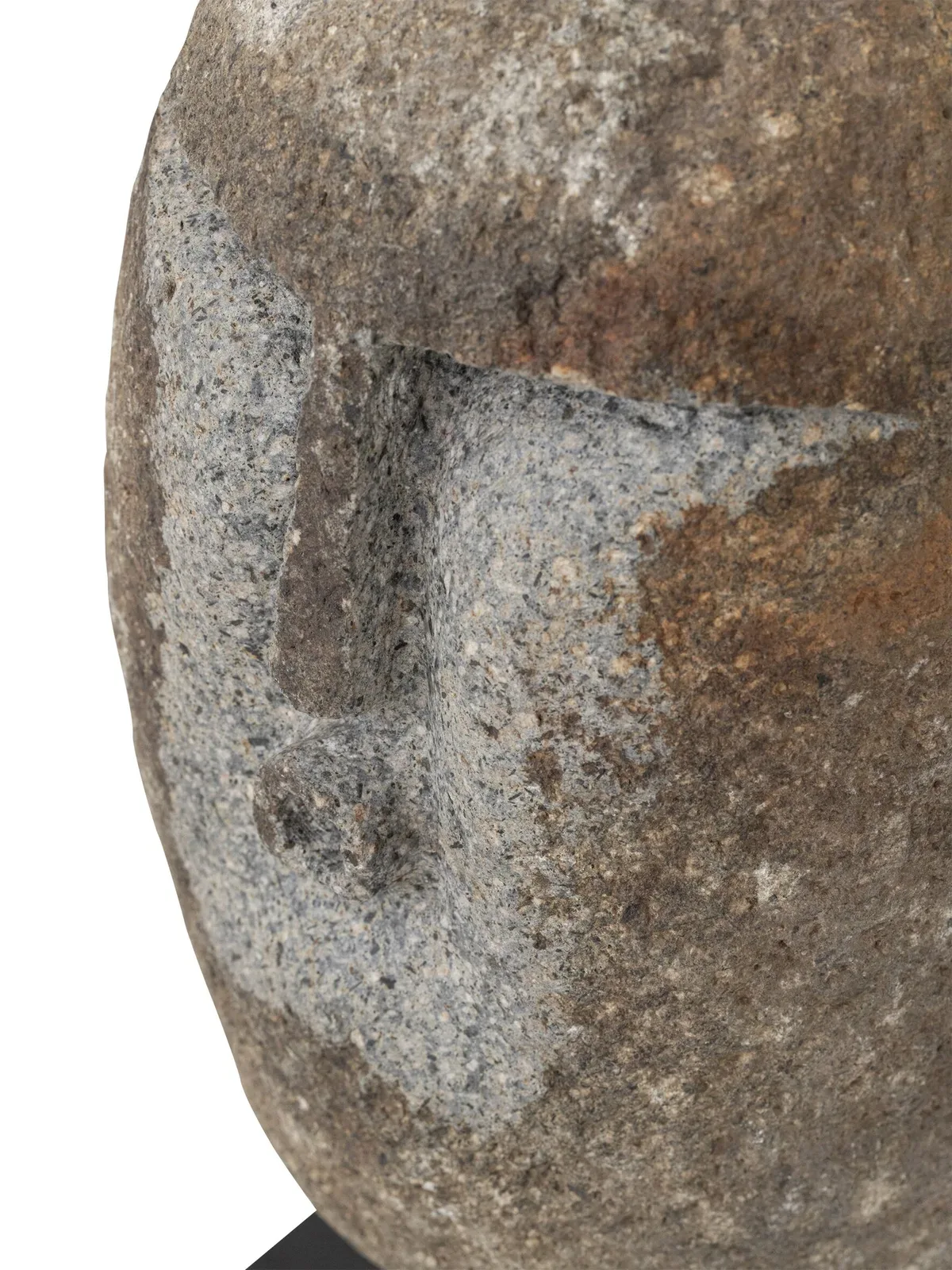 Detail van een stenen beeld met een gezicht, close-up van de neus en mond - MUST Living