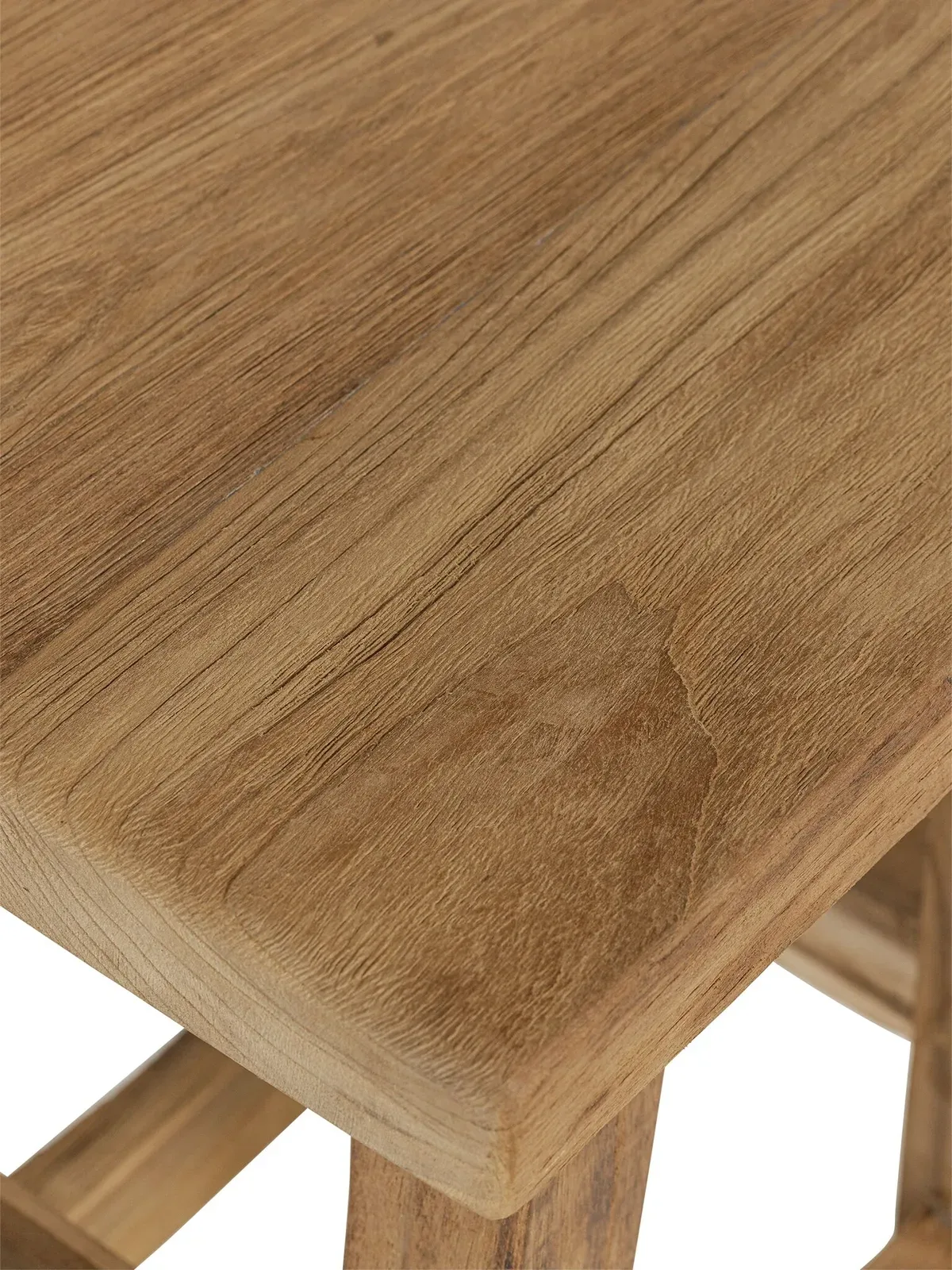 Nahaufnahme der Holzplatte des Hocker Tuscany rechteckig, mit deutlich sichtbarer Holzmaserung und Textur - MUST Living