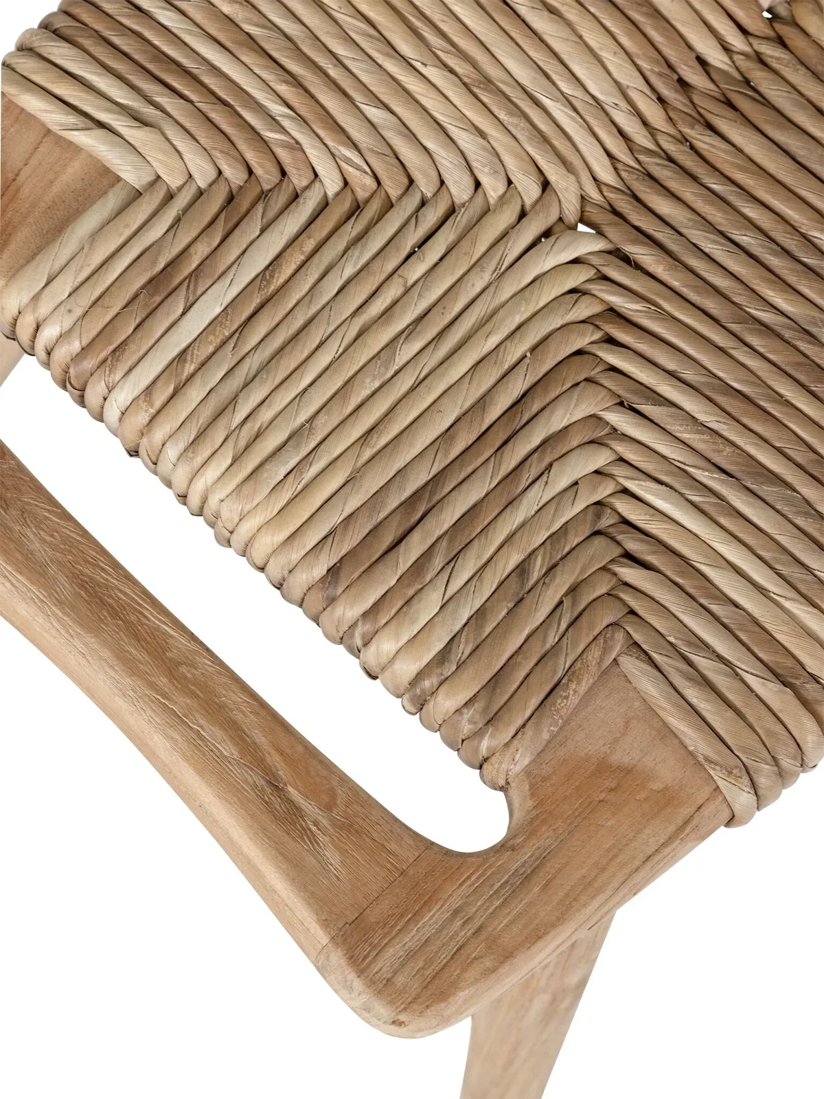 Detail van kruk Rex met een close-up van het gevlochten zitvlak en een houten poot - MUST Living