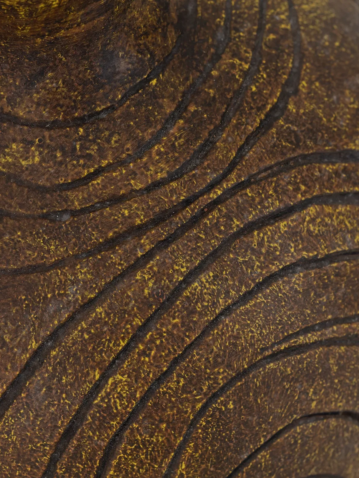 Detail der Vase Lisbon 2 mit einer Nahaufnahme der Textur und wellenförmigen Linien - MUST Living