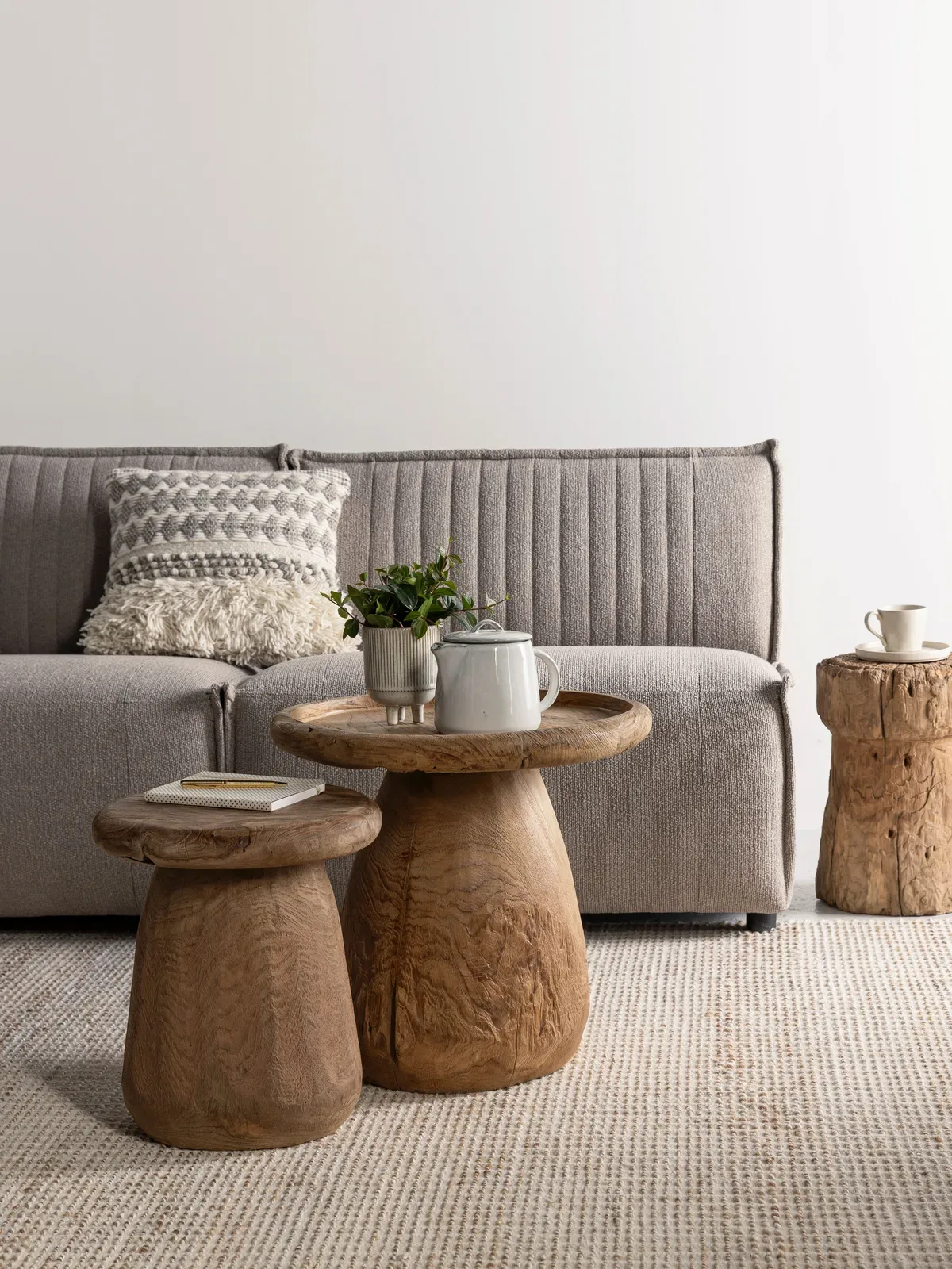 Beistelltisch Tambora in einer Wohnzimmereinrichtung neben einem Sofa mit Kissen und anderen Beistelltischen - MUST Living