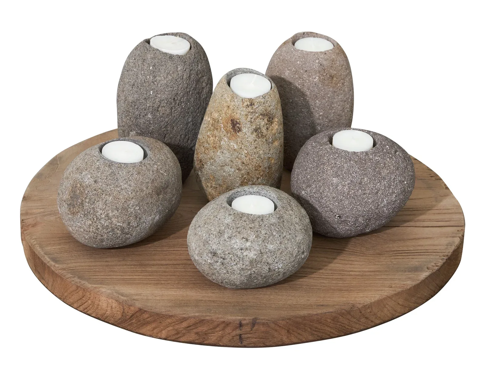 Sechs Kerzenhalter Riverstone hoch mit weißen Kerzen auf einer runden Holzscheibe vor weißem Hintergrund - MUST Living