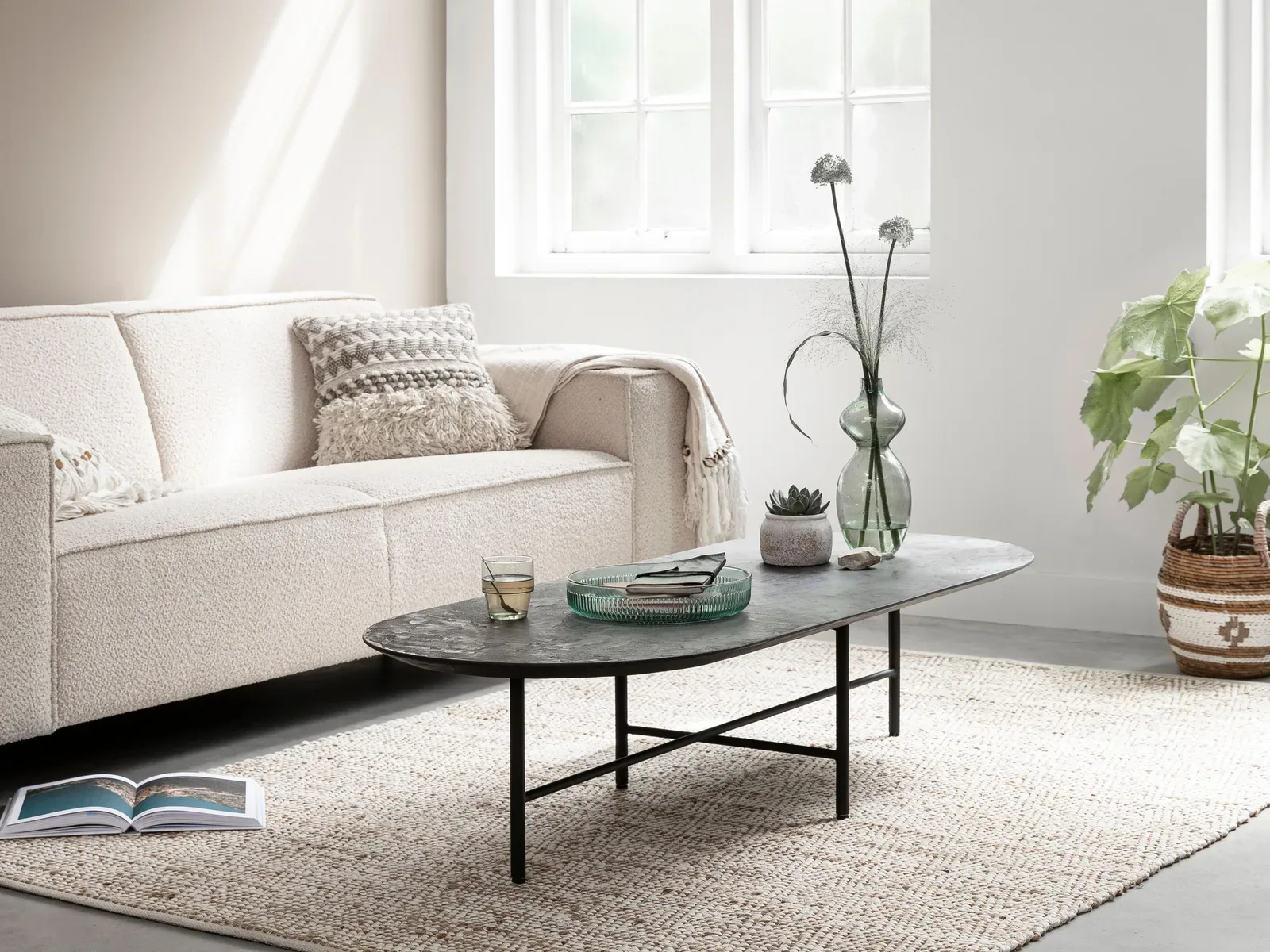 Salontafel Soho 2 in een lichte woonkamer met bank, vloerkleed en planten - DTP Home