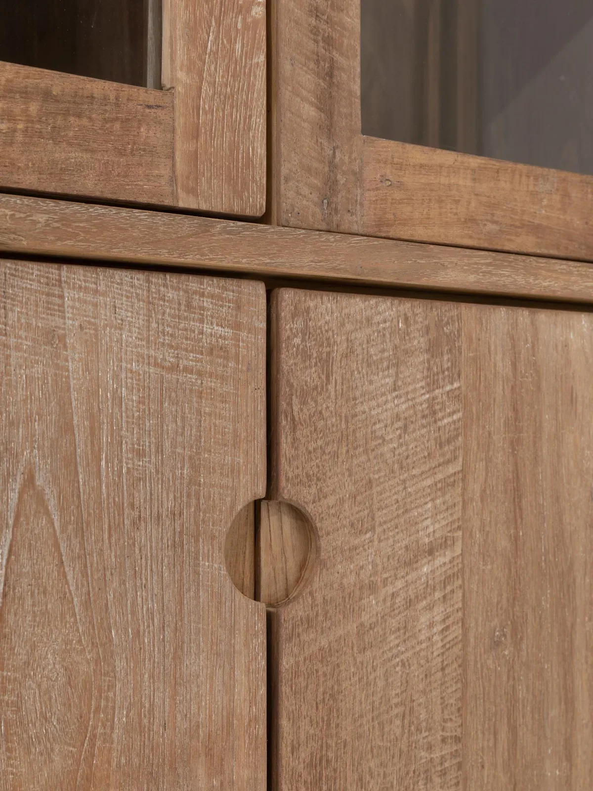 Close-up van de houten deuren van Vitrinekast Apollo met een ingefreesde ronde handgreep - DTP Home