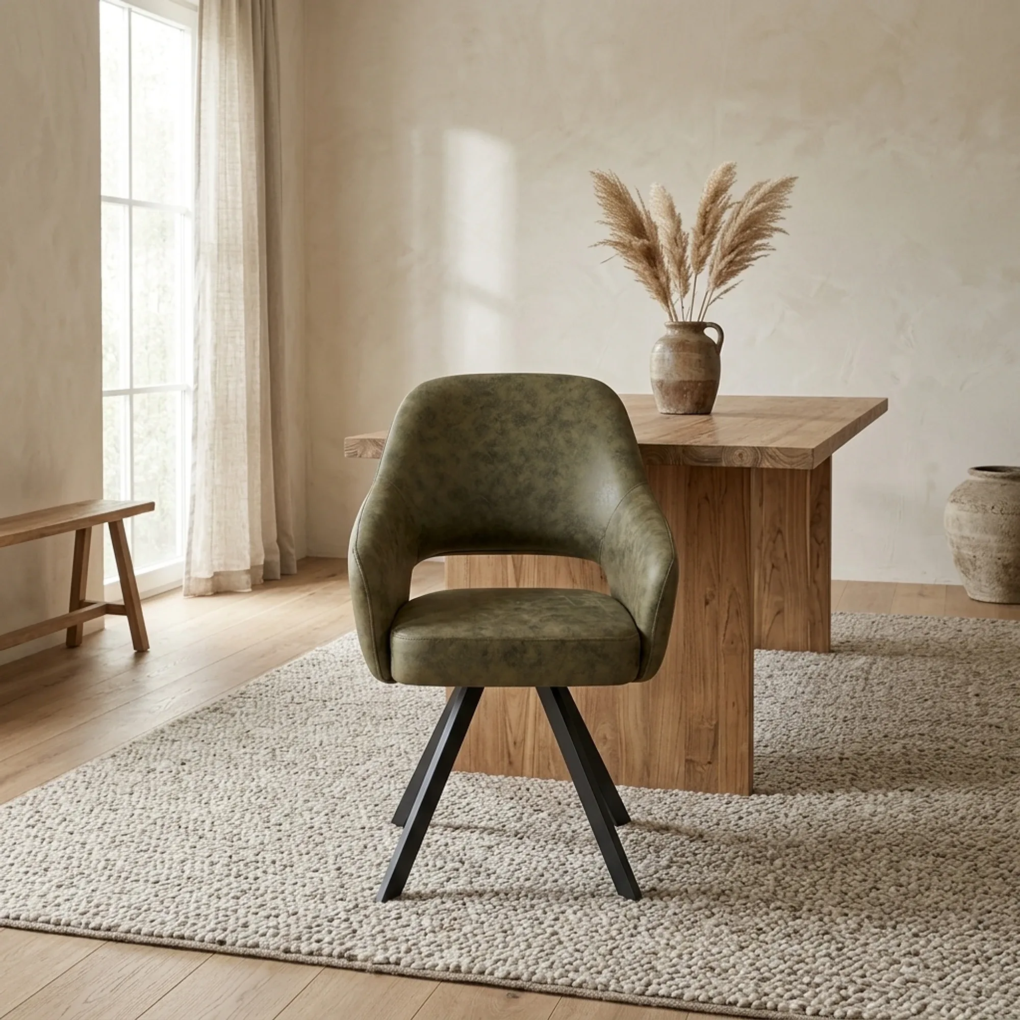 Esszimmerstuhl Emilie CEP 04 Army Green in einem stimmungsvollen Esszimmer mit Holztisch und Teppich - Benoa