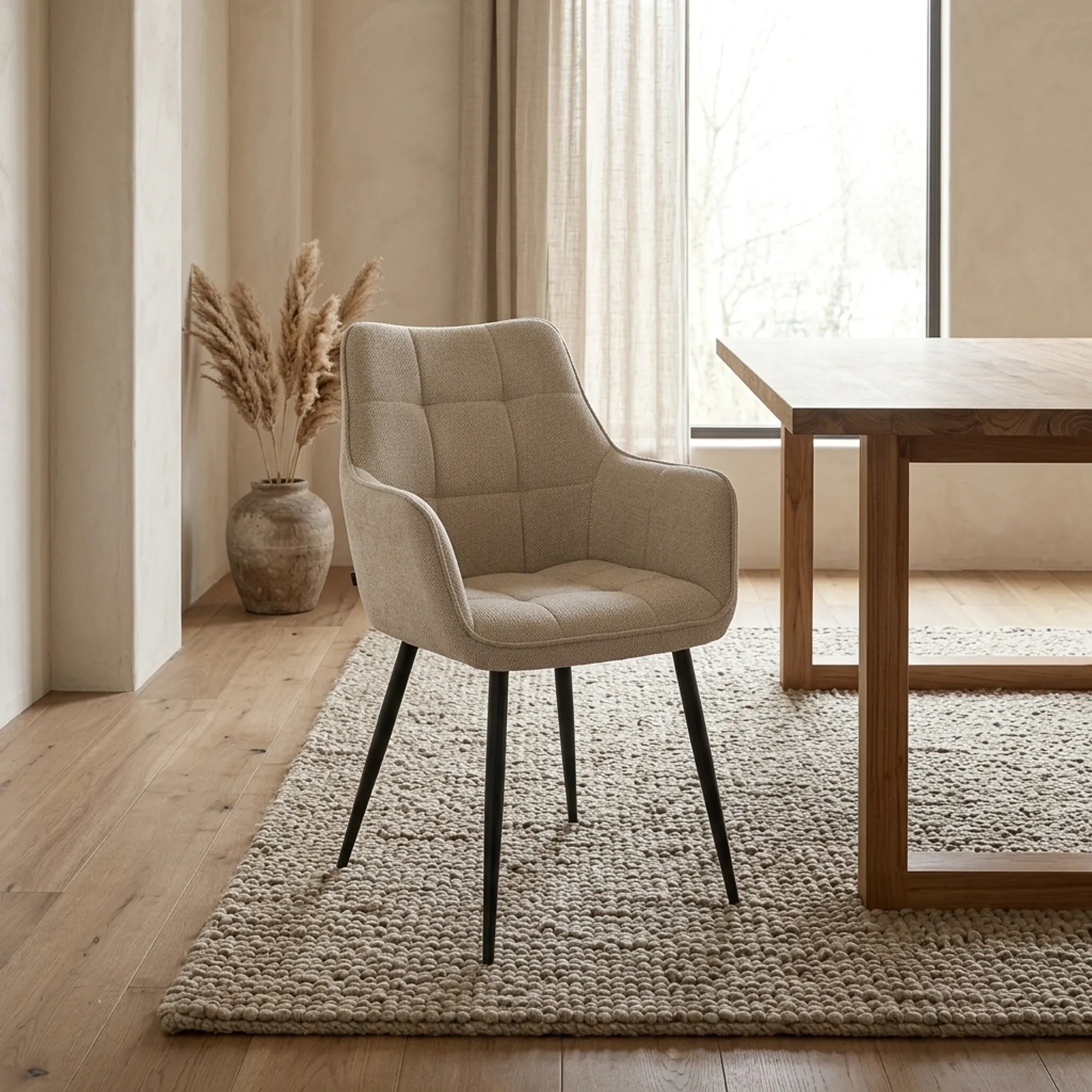 Esszimmerstuhl Lucille Arm Perfect Harmony 02 Beige steht auf einem Teppich in einem modernen Interieur - Benoa