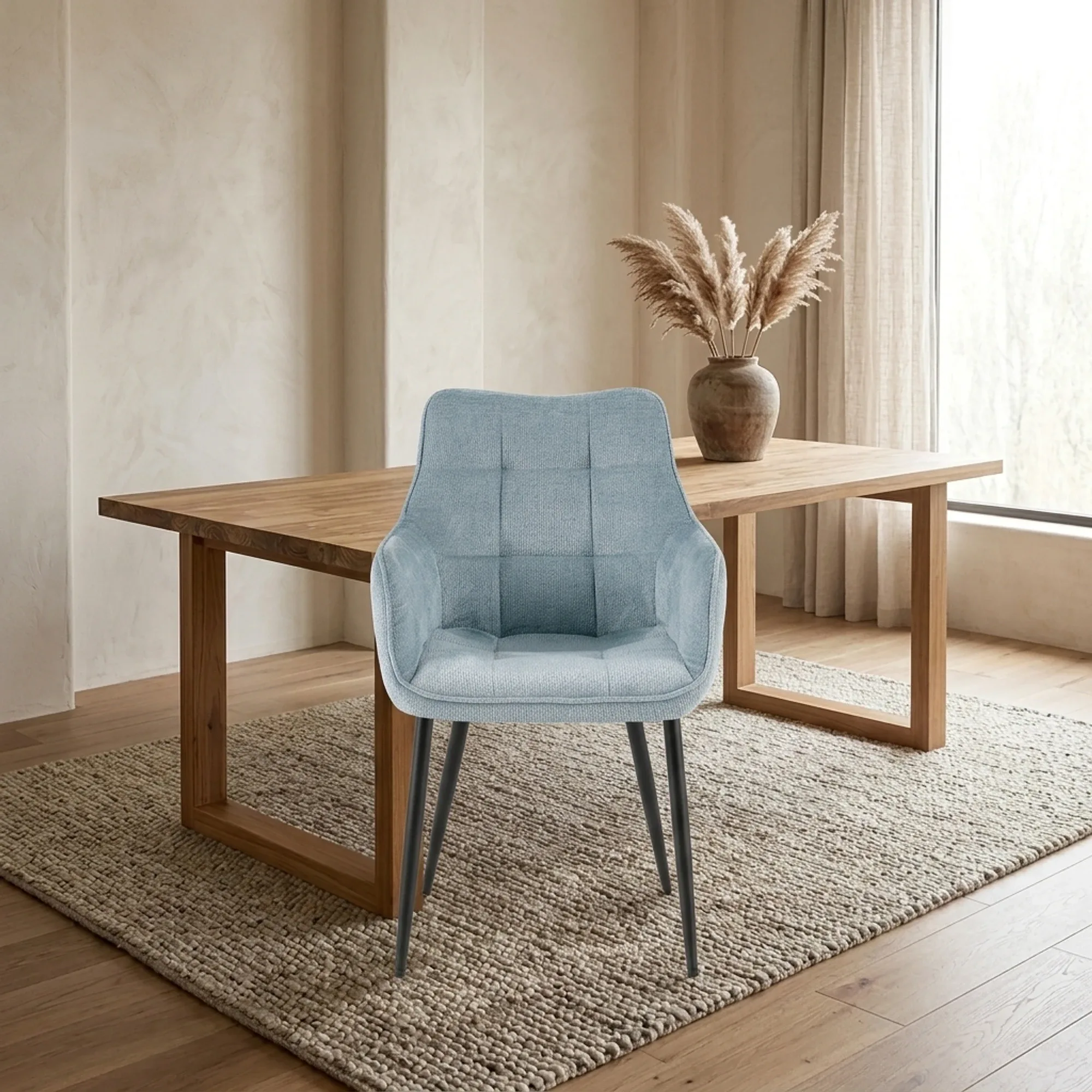 Esszimmerstuhl Lucille Arm Perfect Harmony 72 Hellblau in einem Esszimmer mit Holztisch und Teppich - Benoa