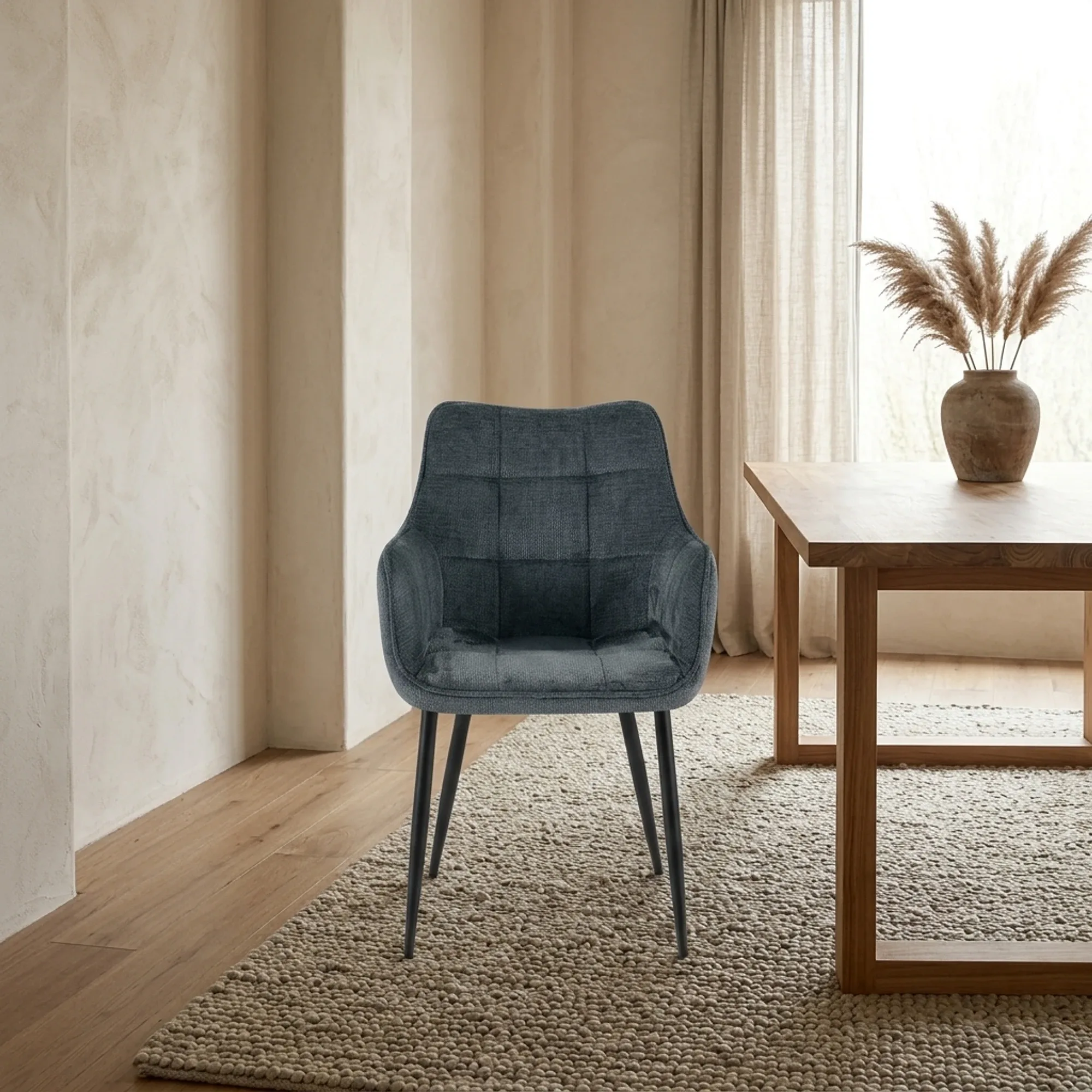 Esszimmerstuhl Lucille Arm Perfect Harmony 90 Petrol in einem modernen Interieur mit Holzboden und Teppich - Benoa