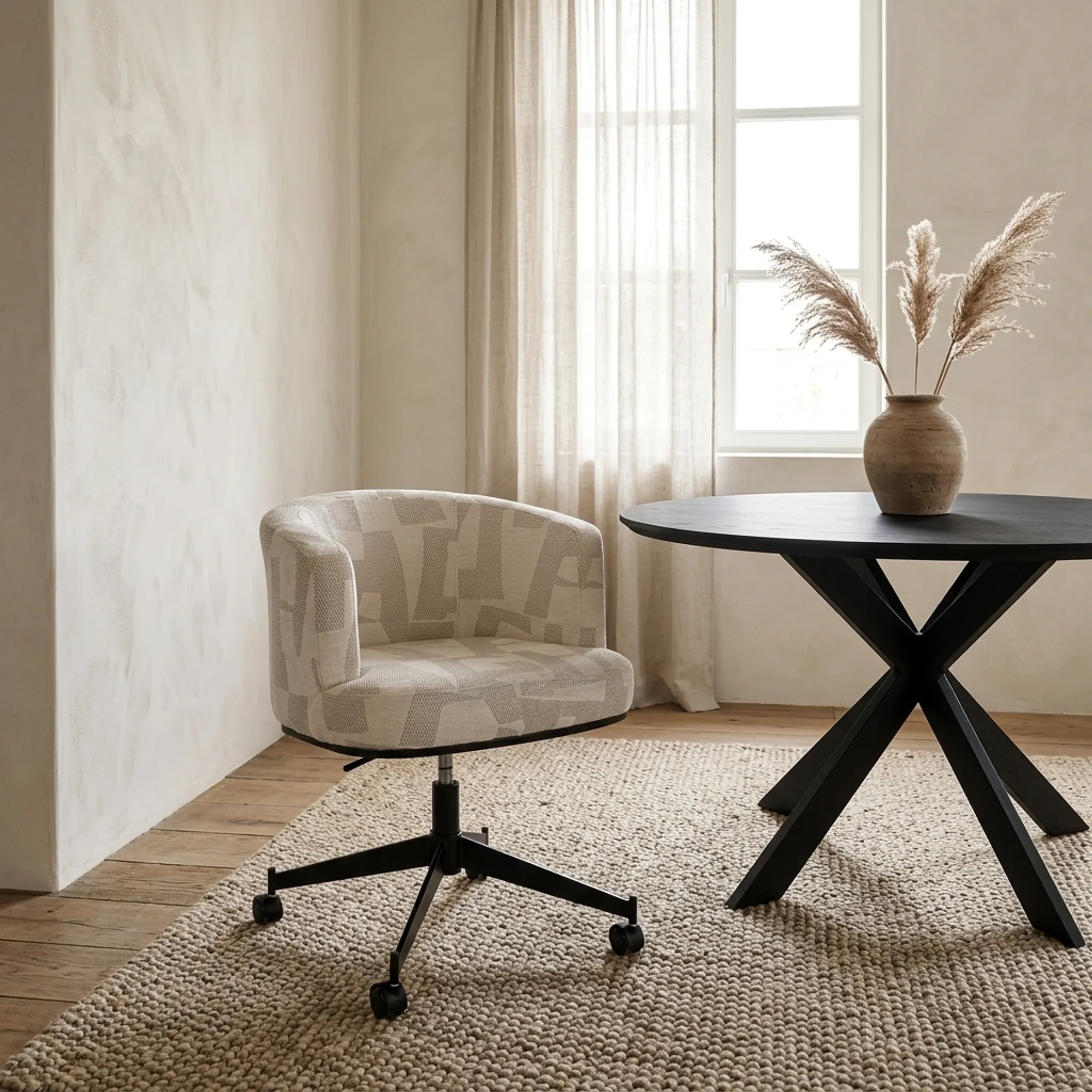 Esstuhl Rochenne beige graffic swivel on wheels in einem hellen Raum mit einem dunklen Tisch und einem Teppich - Richmond Interiors