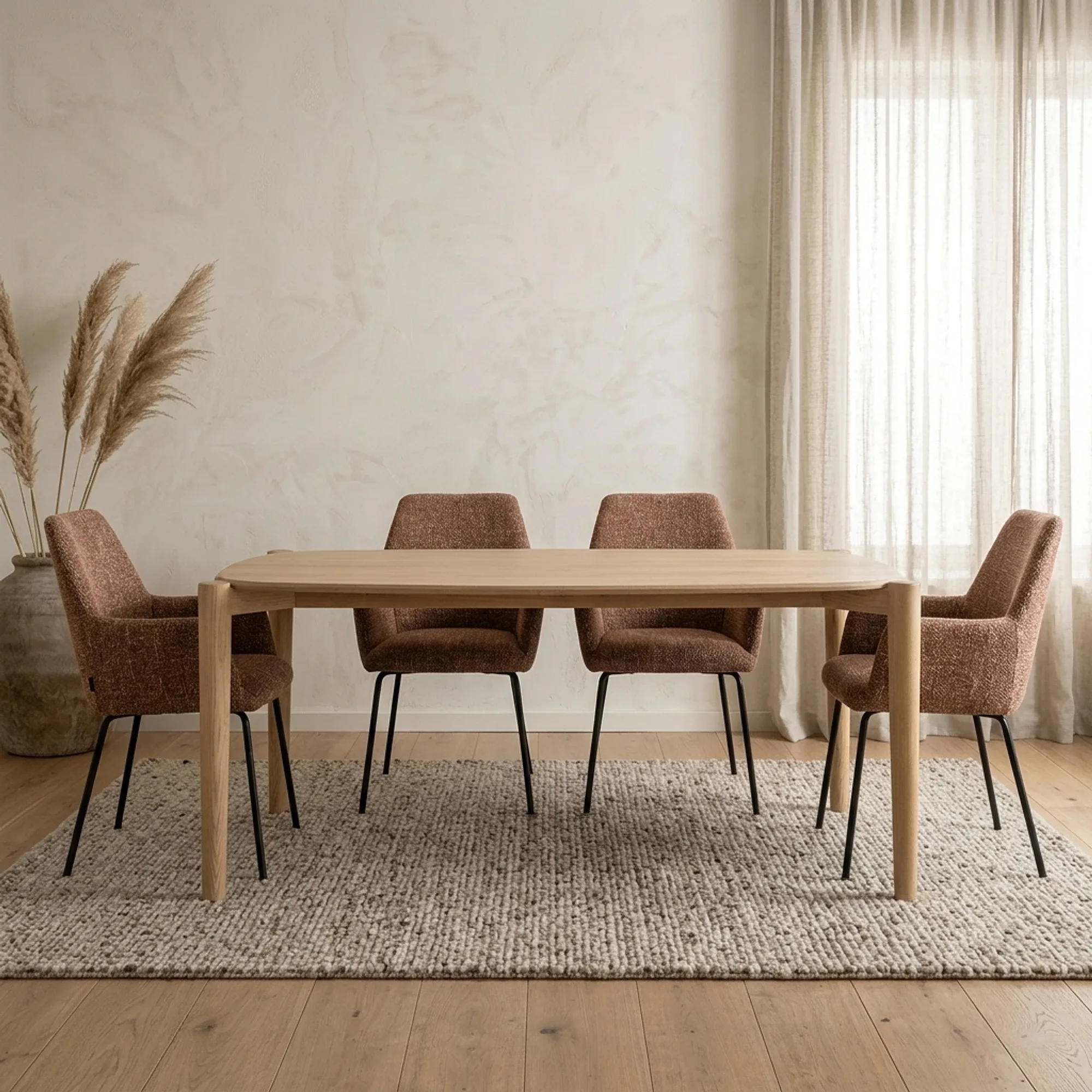 Esstisch Selbu Eiche in einem hellen Wohnzimmer mit vier braunen Stühlen und einem Teppich - Eleonora