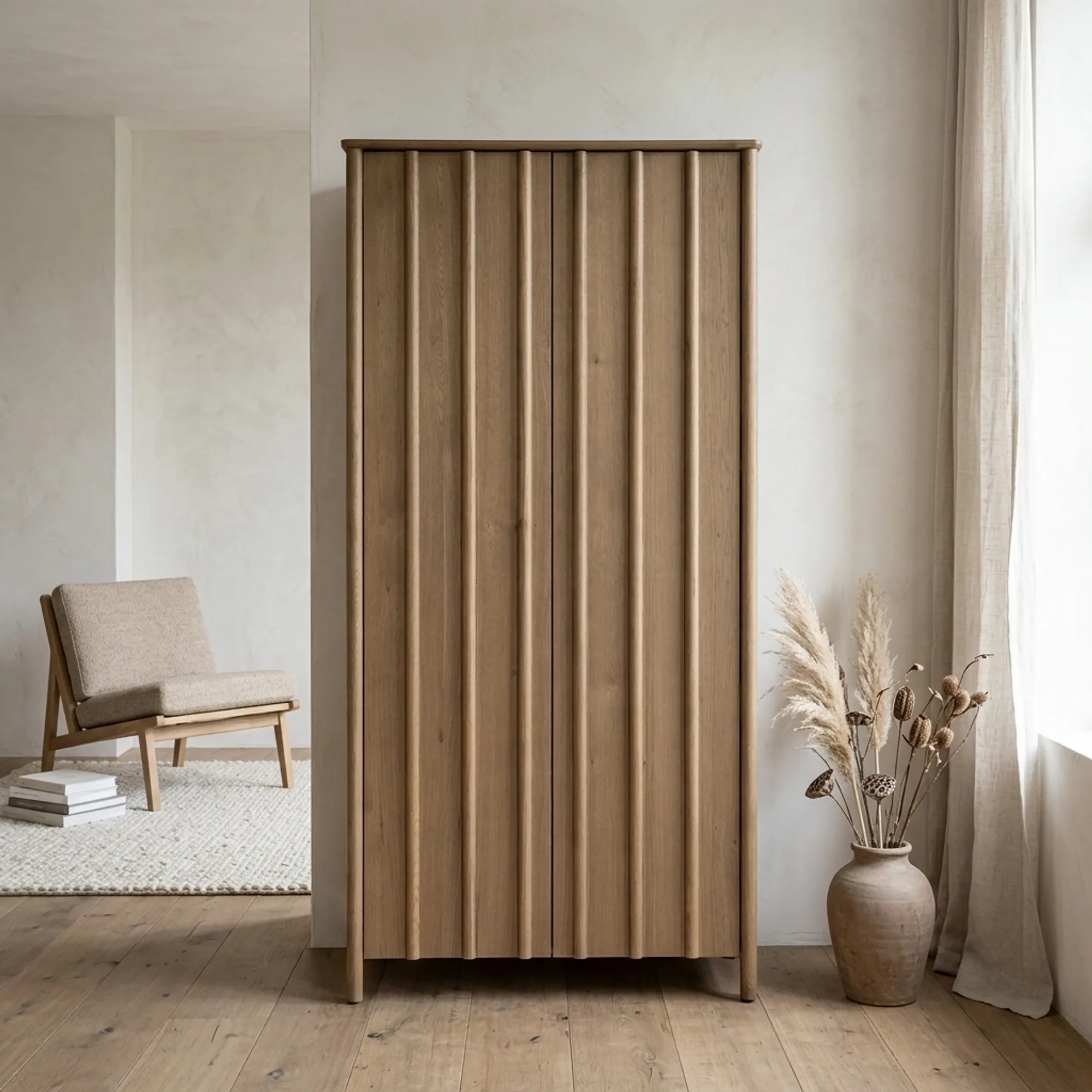 Schrank Jake Eiche in einem hellen Wohnzimmer mit einem Sessel, Teppich und dekorativen Zweigen in einer Vase - Eleonora