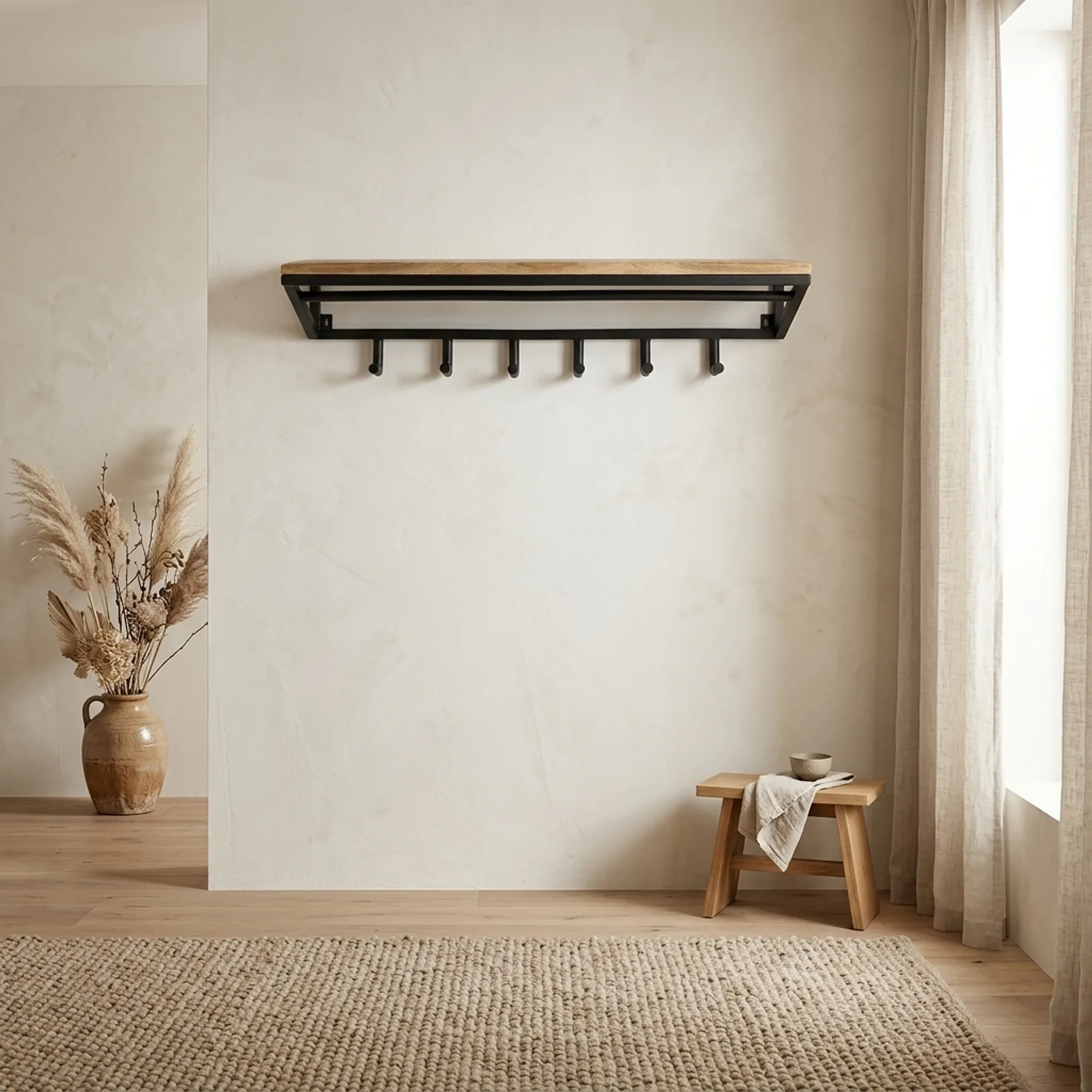 Garderobe Industrial in einem Flur mit einem Holzhocker, einer Vase mit Federn und einem Teppich - Benoa