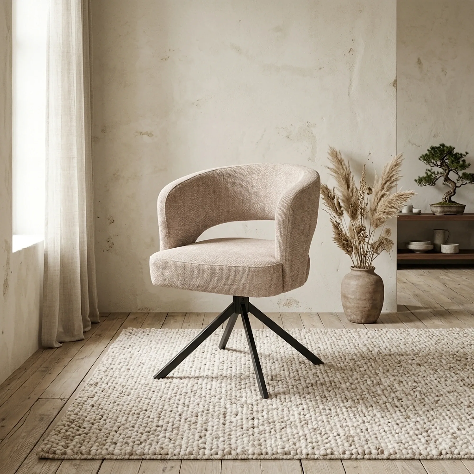 Mura Sessel aus beigem Stoff mit drehbaren schwarzen Beinen, in einem hellen Wohnzimmer mit cremefarbenem Teppich - Tower Living