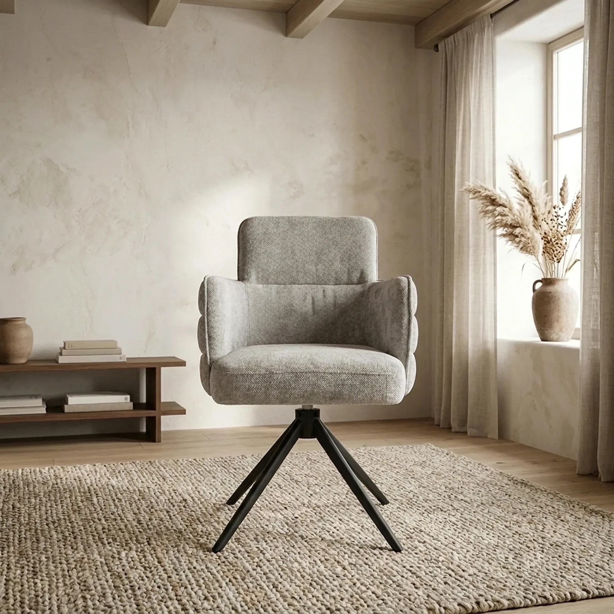 Der drehbare Rumo Sessel in hellgrauem Stoff steht auf einem Teppich in einem modernen Interieur - Tower Living