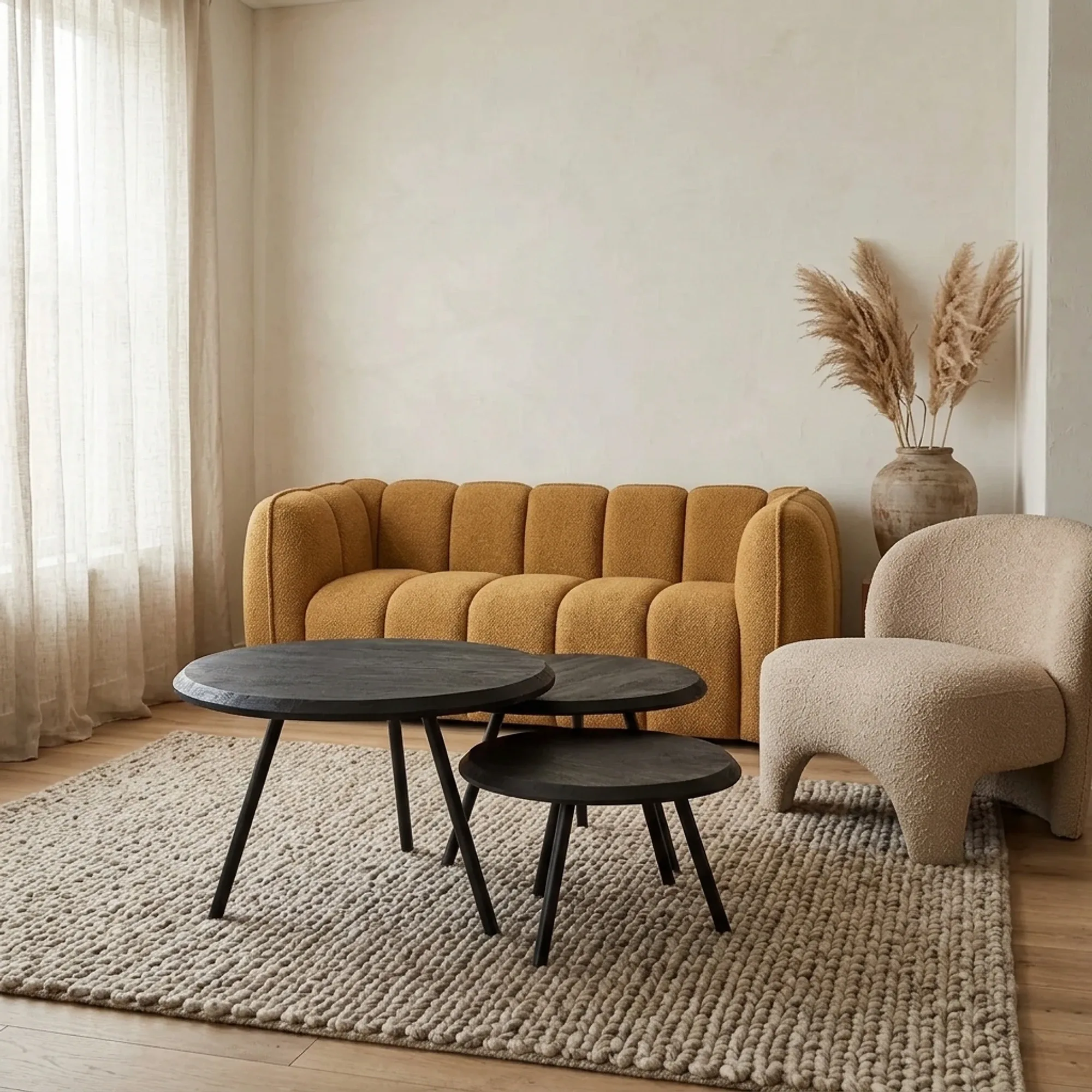 Der Couchtisch Ohio Black, ein 3er-Set, steht auf einem Teppich in einem modern eingerichteten Wohnzimmer - Starfurn