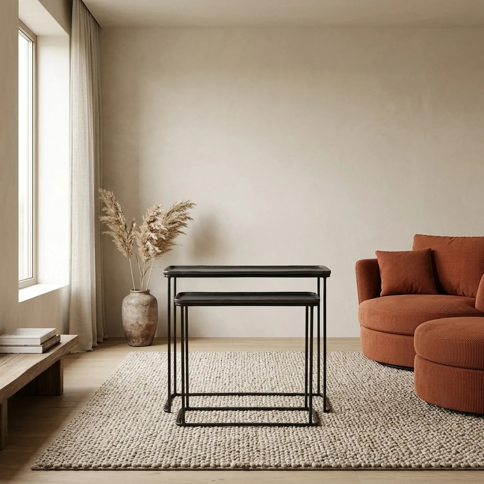 Beistelltisch Roan Set von 2 in einem hellen Wohnzimmer mit einem Terrakotta-Sofa und einem cremefarbenen Teppich - Benoa