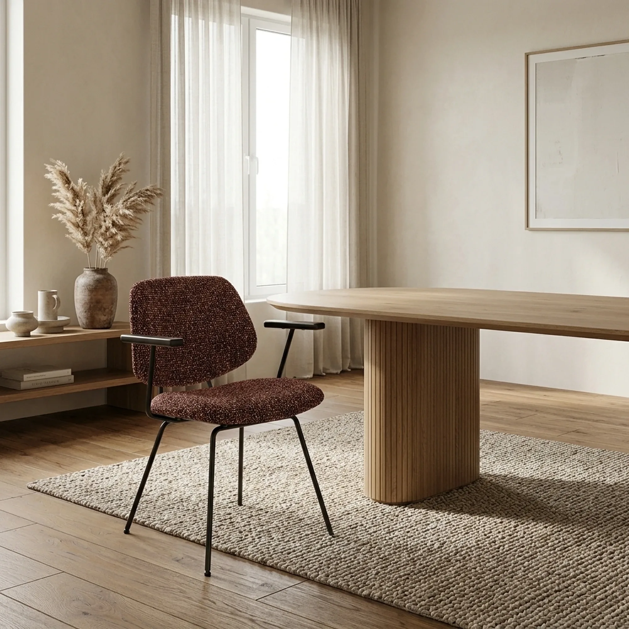 Stuhl Jon mit Armlehne Maywood in einem hellen Wohnzimmer mit einem Holztisch und Teppich - Eleonora