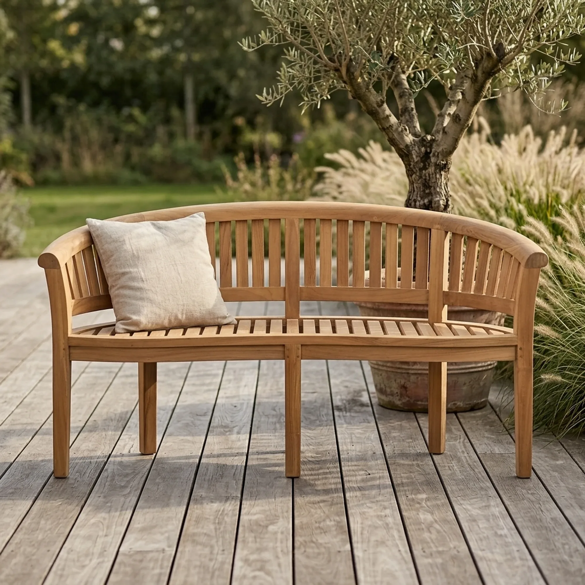 Tuin Bananenbank van Benoa met een kussen erop, staand op een houten vlonder in een tuin