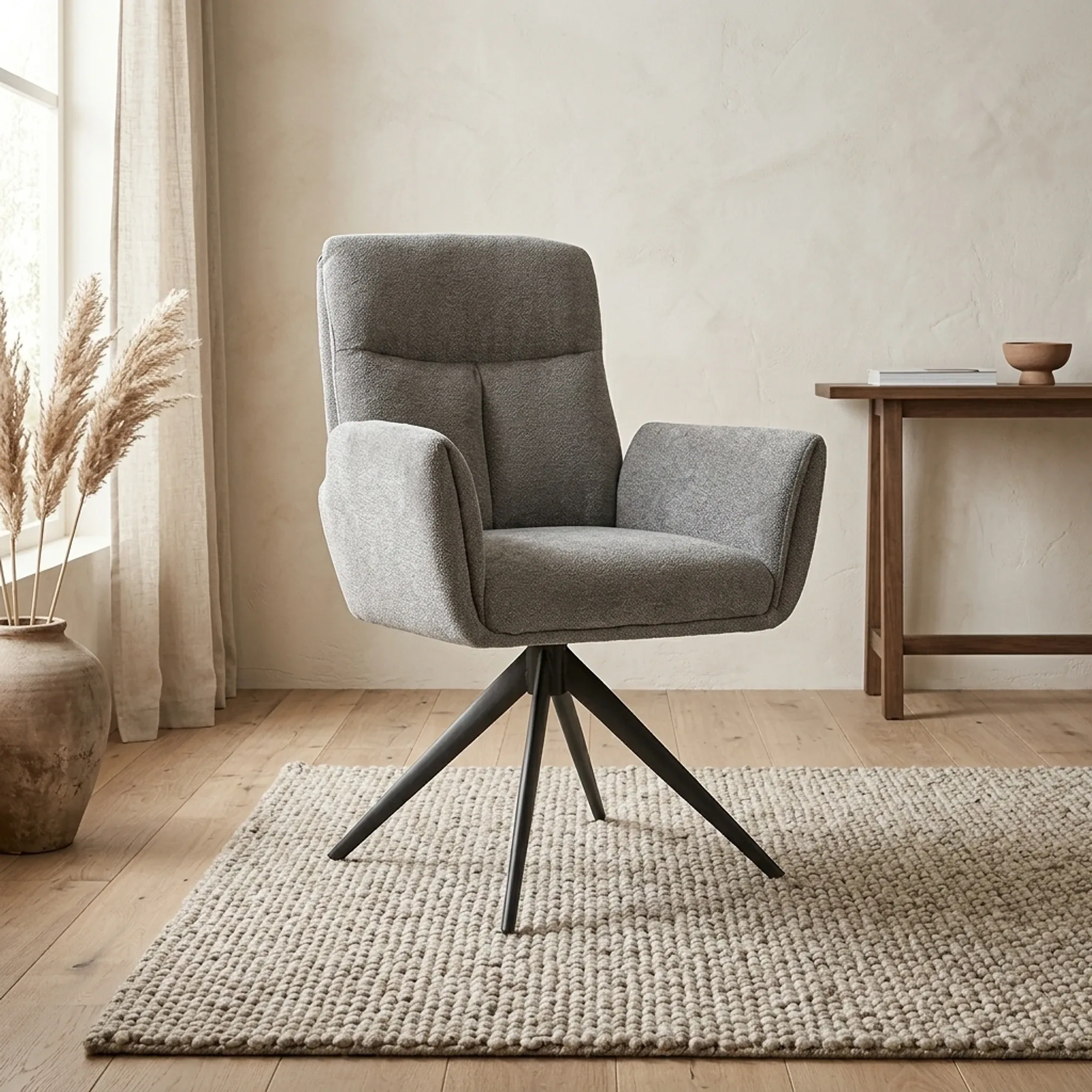 Varzo Sessel in Toro 5 grey Stoff, drehbar, auf einem Teppich in einem hellen Wohnzimmer stehend - Tower Living