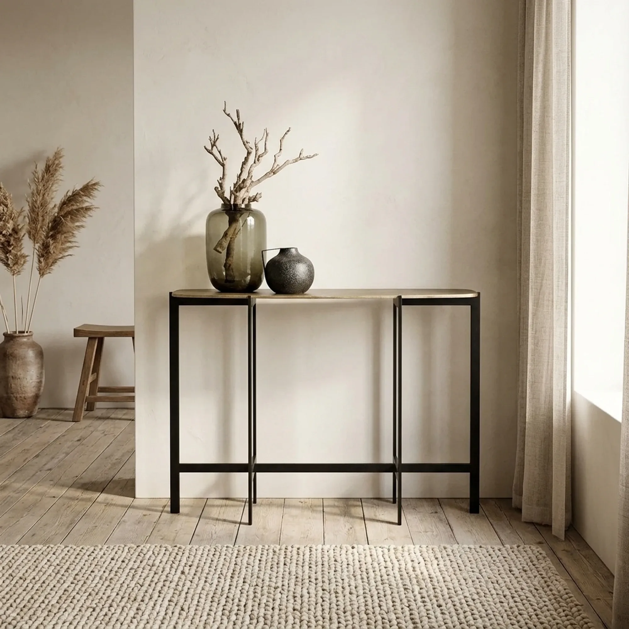 Wandtisch Soraya in einem hellen Wohnzimmer mit einer Vase mit Ästen und einem Teppich - Benoa
