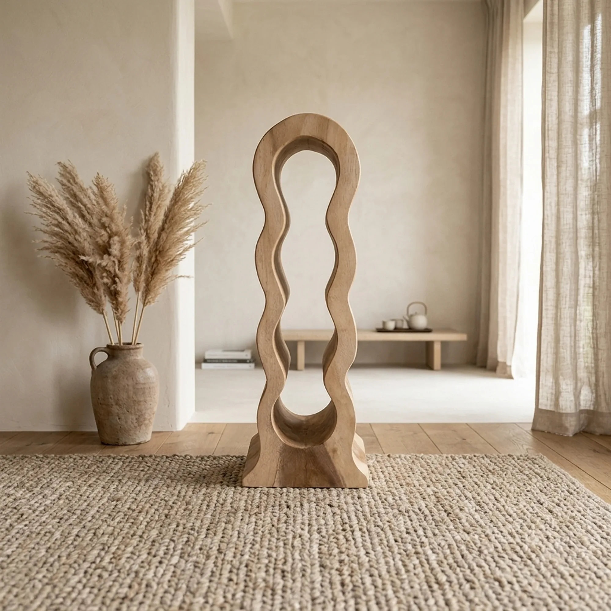 Weinregal Suar Organisch Einfach auf einem Jute-Teppich in einem hellen, minimalistischen Wohnzimmer - Benoa