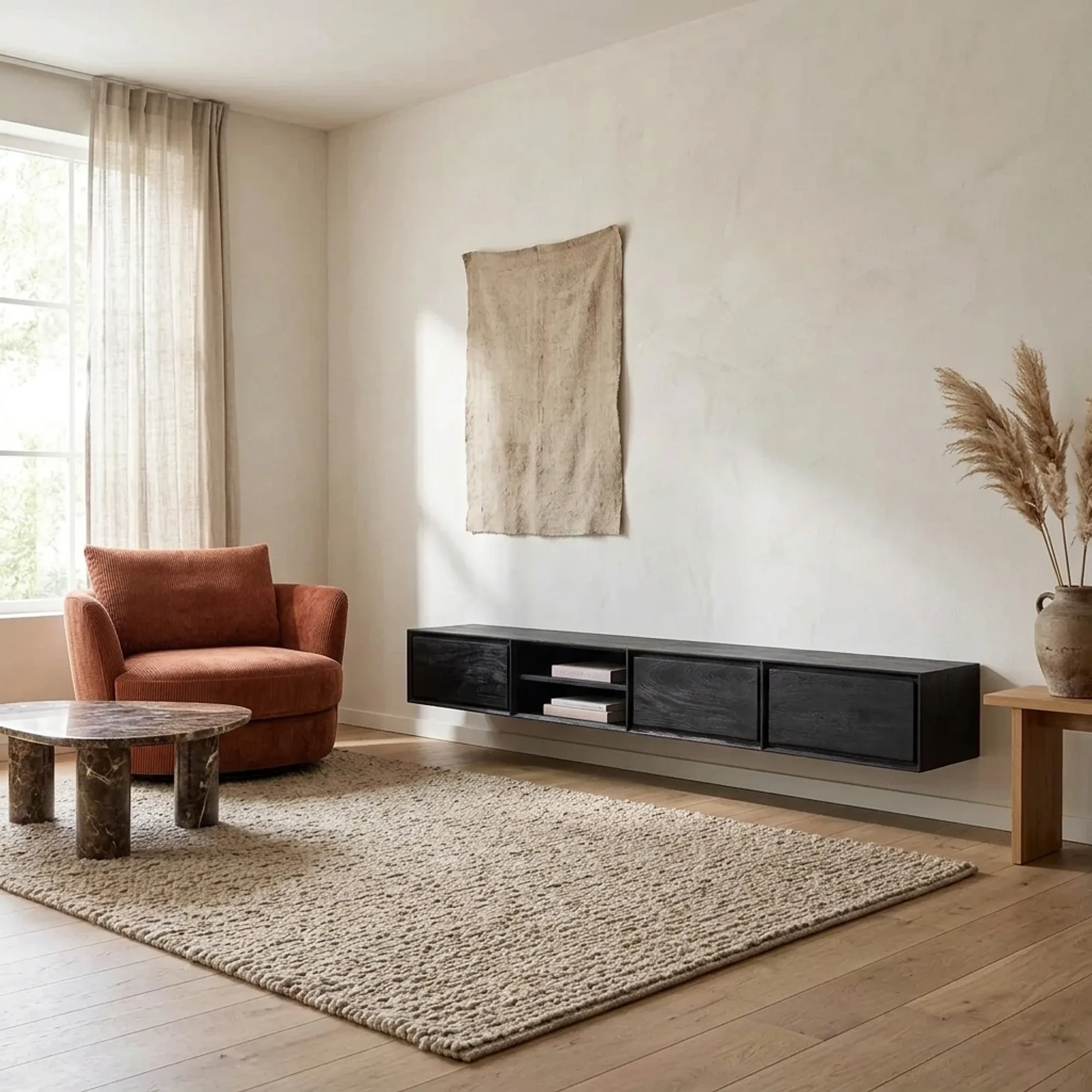 Schwebendes TV-Möbel Ambiance Black 240 cm in einem stimmungsvollen Wohnzimmer mit Sessel und Teppich - Starfurn
