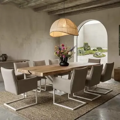 Boomstamtafel Suarhout V-poot wit van World of Brosi is een massief houten eettafel met een witte metalen V-poot.