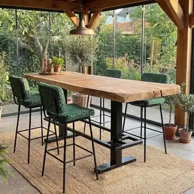 Breng de natuur naar je interieur met de prachtige bartafel van suarhout.